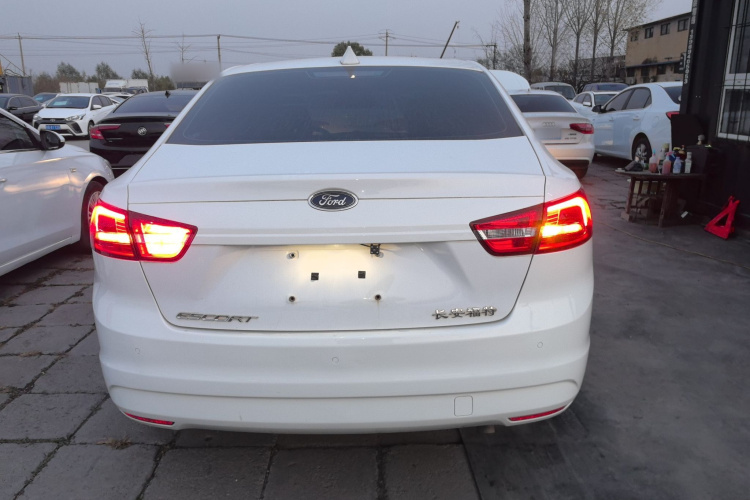 福特 福睿斯 2015款 1.5L 手动舒适型车身外观6