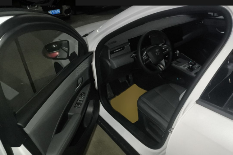 比亚迪 秦PLUS 2025款 DM-i 智驾版 128KM进取型中控内饰7001