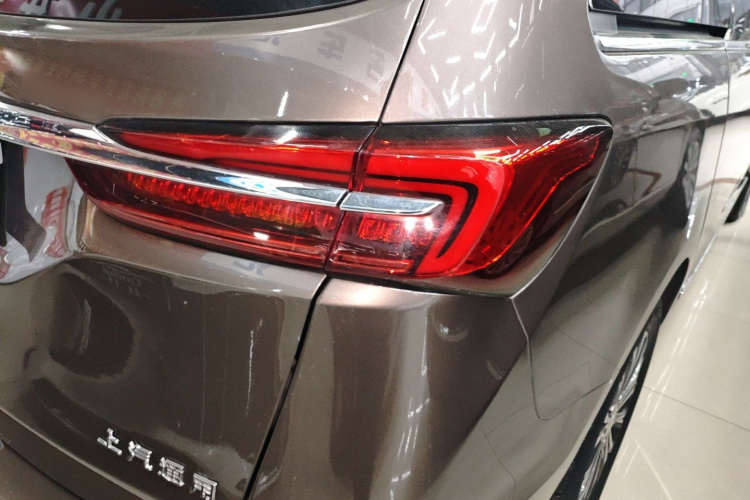 别克GL8 2021款 陆上公务舱 652T 尊贵型车身外观9