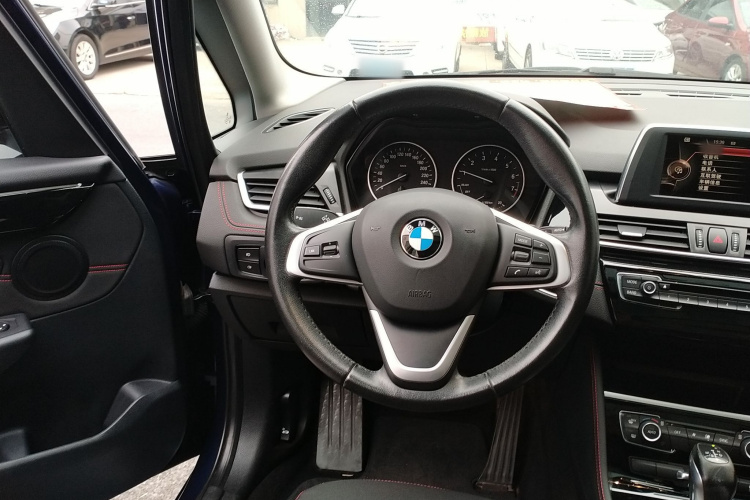 宝马2系多功能旅行车 2015款 218i 运动设计套装中控内饰13