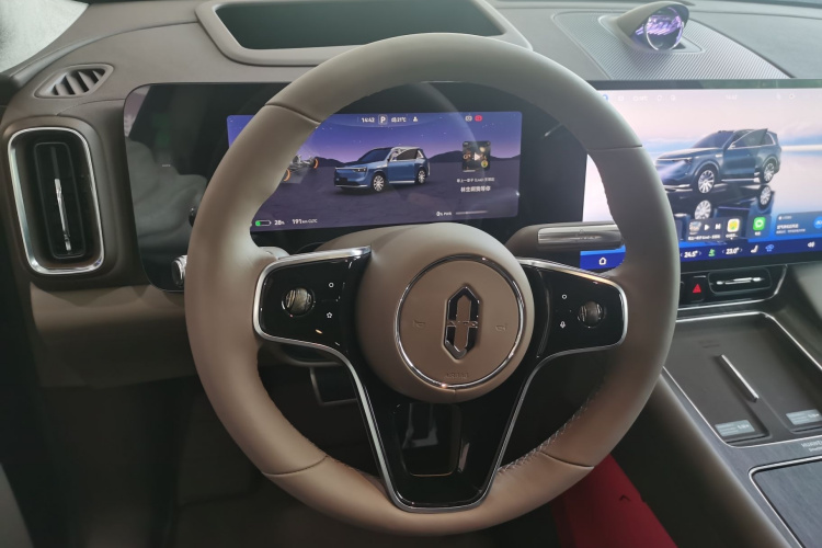 鸿蒙智行 问界M8 2025款 纯电 Max+ 六座长续航版中控内饰7005