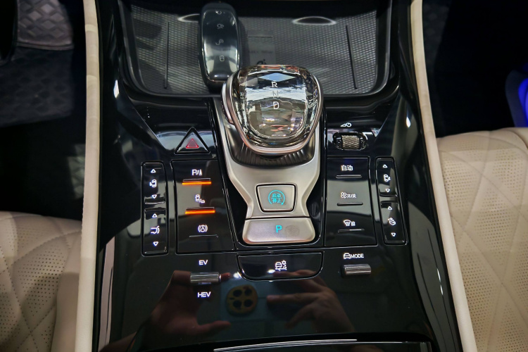 腾势D9 2024款 DM-i 980 四驱尊荣型中控内饰7006