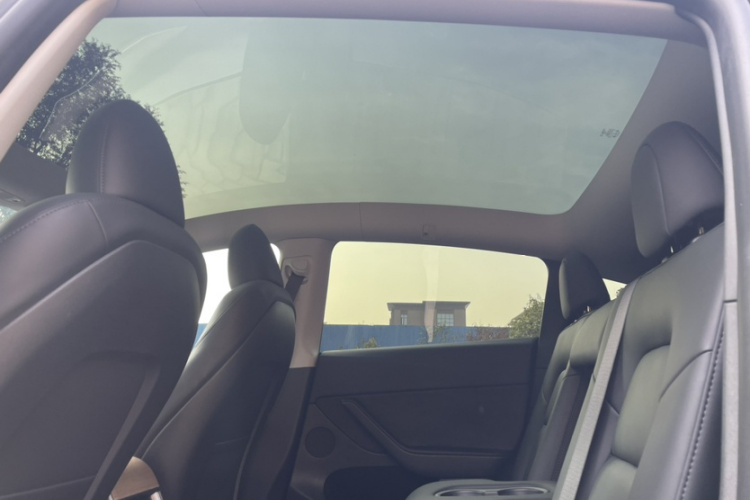 特斯拉 Model Y 2022款 改款 后轮驱动版中控内饰7008