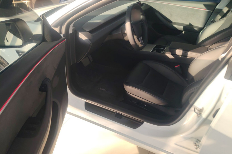 特斯拉 Model 3 2023款 长续航全轮驱动版中控内饰7003