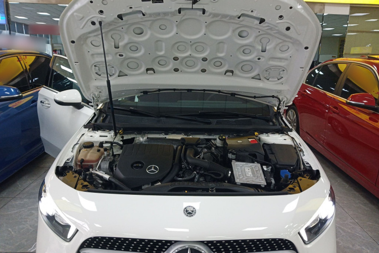 奔驰A级 2020款 A 200 L 运动轿车机舱底盘24