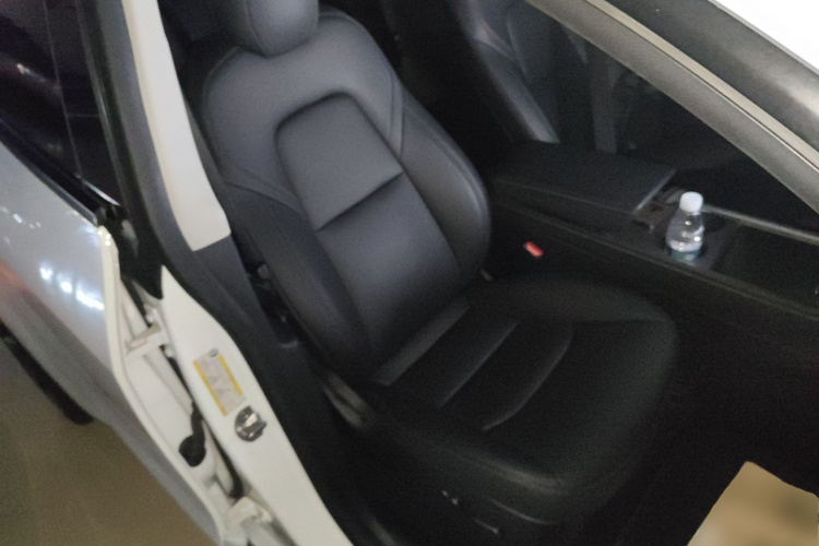 特斯拉 Model Y 2021款 长续航全轮驱动版局部细节41