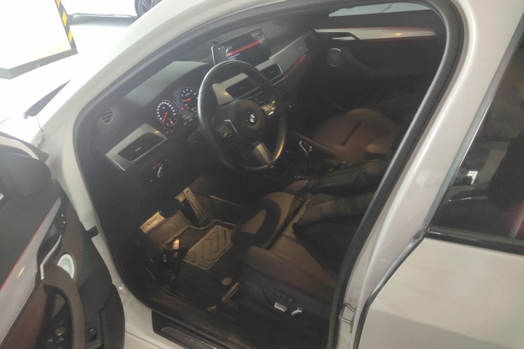 宝马X2 2021款 改款 xDrive25i 曜夜版中控内饰19