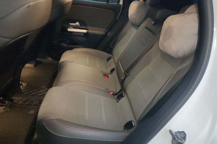 奔驰EQA 2022款 EQA 300 4MATIC 首发特别版中控内饰21