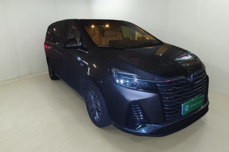 别克GL8 2023款 陆上公务舱 智慧尊贵型车身外观3