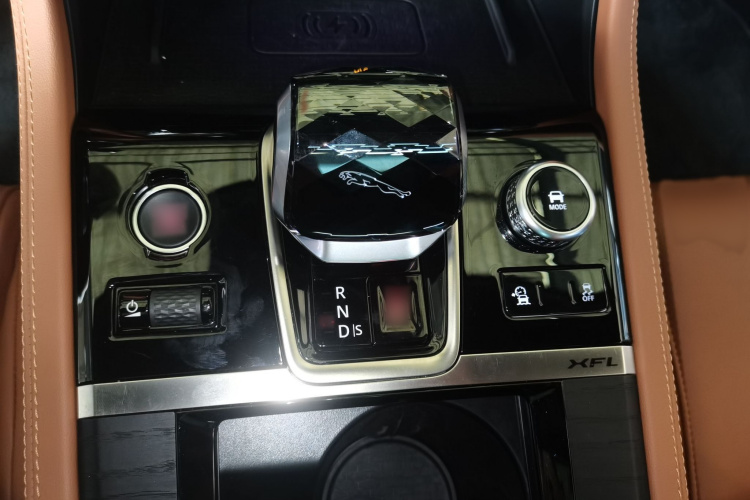 捷豹XFL 2023款 XFL 2.0T P250 两驱精英运动版局部细节18