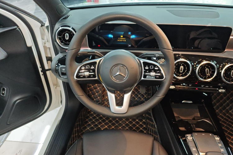 奔驰A级 2020款 改款 A 180 L 运动轿车特殊配置中控内饰13