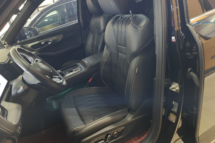 广汽传祺 传祺GS8 2024款 领航系列 2.0TGDI 两驱豪华智联版中控内饰19