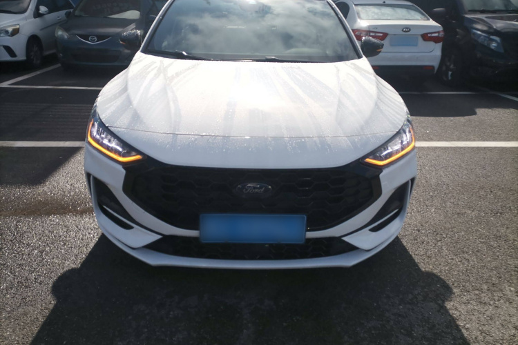 福特 福克斯 2022款 三厢 EcoBoost 180 自动ST Line车身外观2