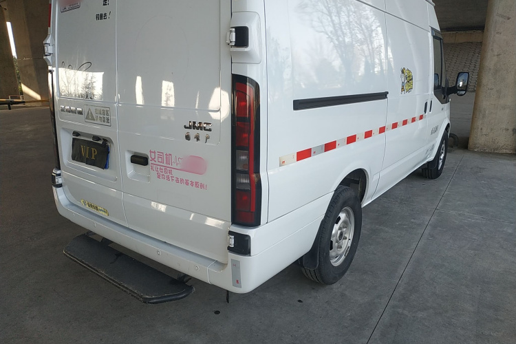 江铃福顺 2023款 2.0T 自动中轴中高顶商运型厢式运输车2/3座车身外观6006