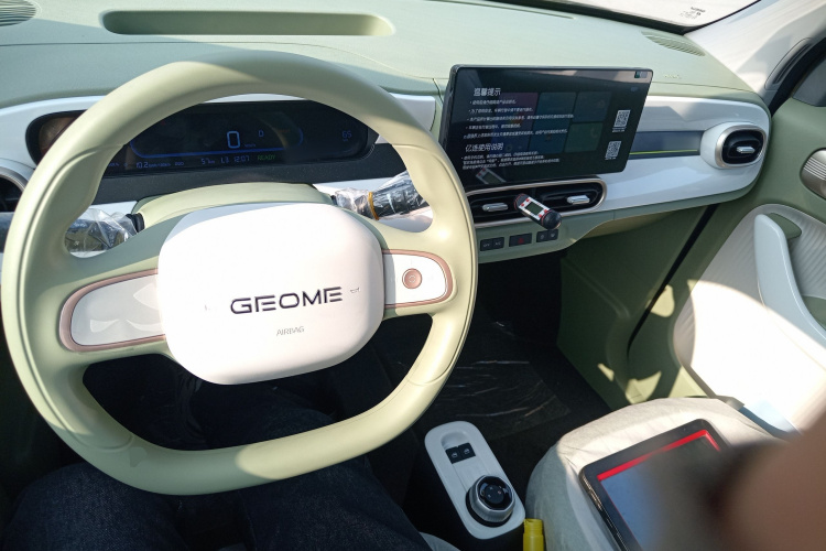 吉利银河 2025款 210km 熊猫骑士中控内饰7002