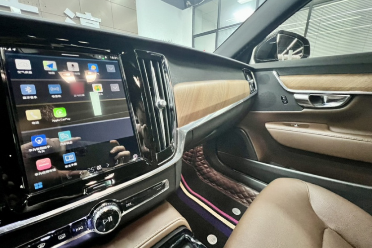 沃尔沃S90新能源 2024款 插电式混动 四驱长续航智逸豪华版中控内饰7007