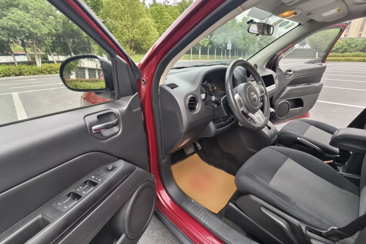 Jeep 指南者(进口) 2014款 改款 2.0L 两驱进取版中控内饰7010