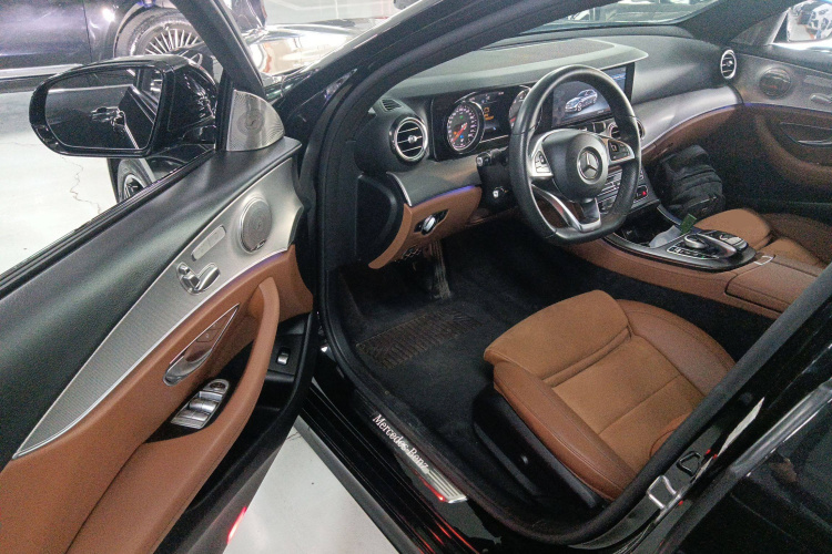 奔驰E级 2017款 E 200 运动型 4MATIC中控内饰20