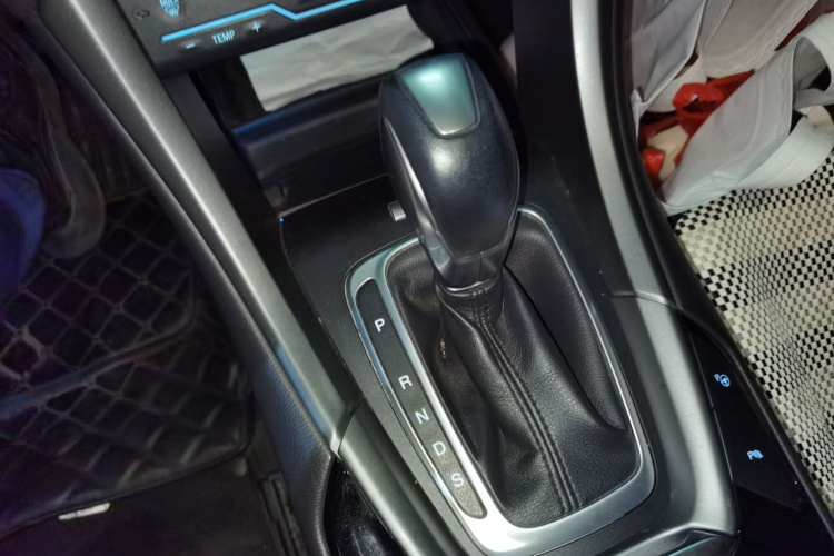 福特 蒙迪欧 2013款 2.0L GTDi240豪华运动型局部细节18