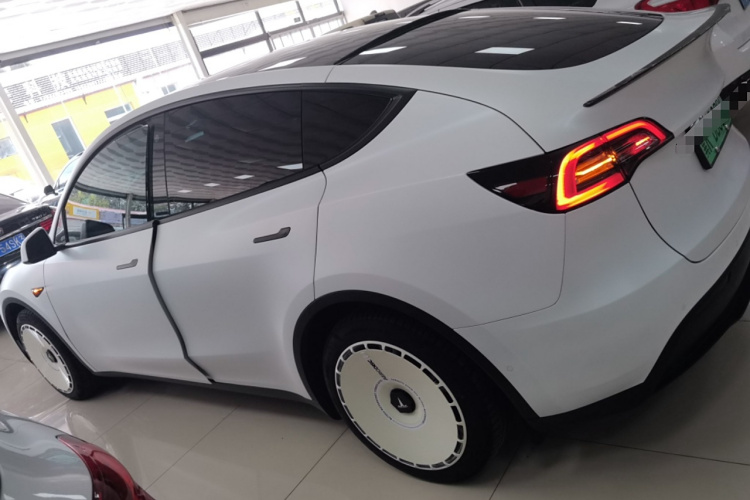 特斯拉 Model Y 2022款 改款 后轮驱动版车身外观4