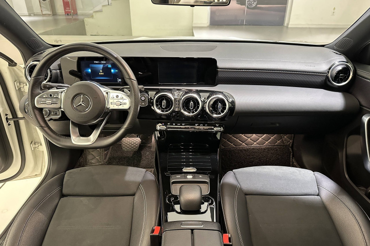 奔驰A级 2019款 A 180 L 运动轿车中控内饰7002