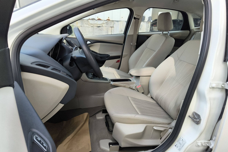 福特 福克斯 2015款 三厢 1.6L 自动舒适型局部细节19