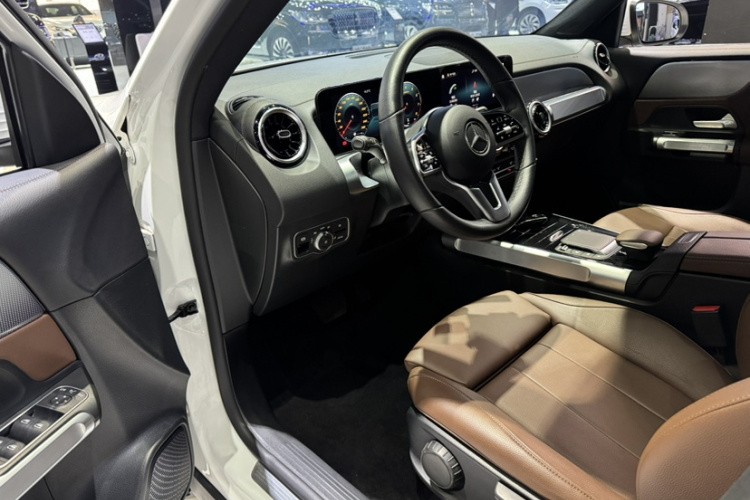 奔驰GLB 2022款 改款二 GLB 200 时尚型中控内饰7010