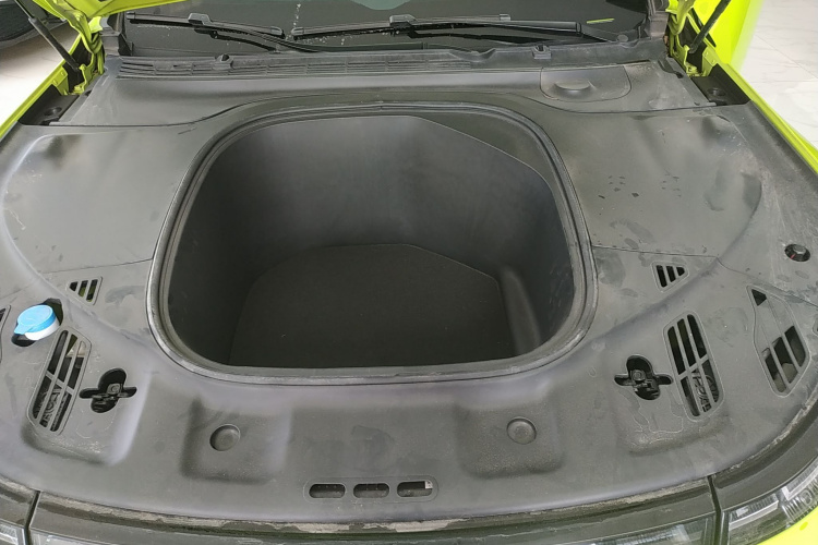 小鹏P7 2021款 670E鹏翼版机舱底盘24