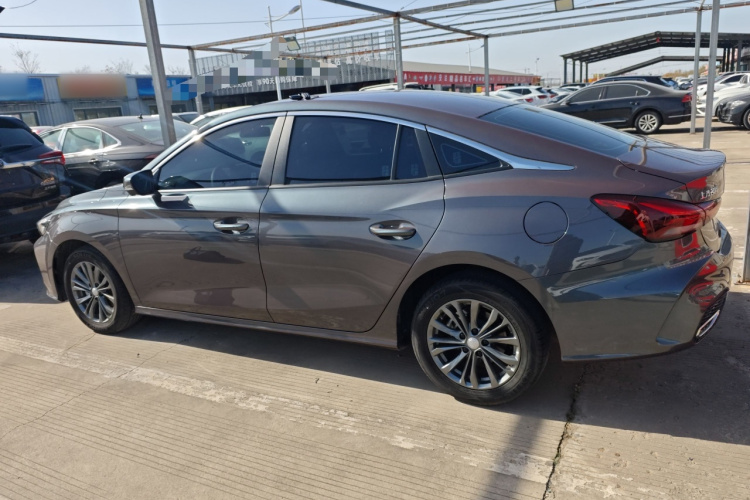 名爵 MG5 2025款 180DVVT 全球豪华版车身外观4