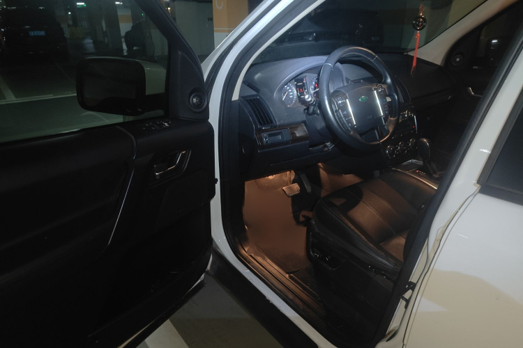 路虎 神行者2 2014款 2.0T Si4 SE汽油版中控内饰7003