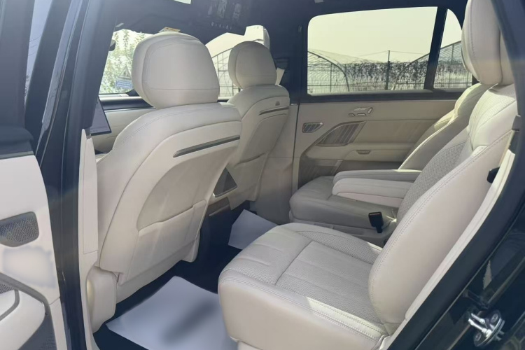 乐道L90 2025款 Max 六座版中控内饰7008