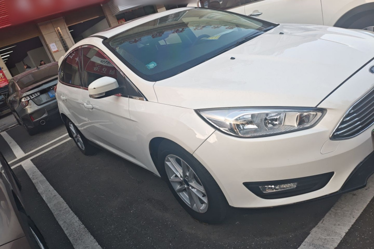 福特 福克斯 2018款 两厢经典 1.6L 自动风尚型智行版车身外观3