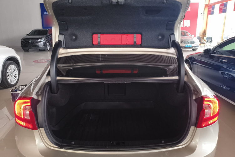 沃尔沃S60 2019款 S60L 改款 T5 智驭菁英版机舱底盘23