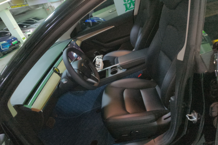 特斯拉 Model 3 2022款 后轮驱动版中控内饰19