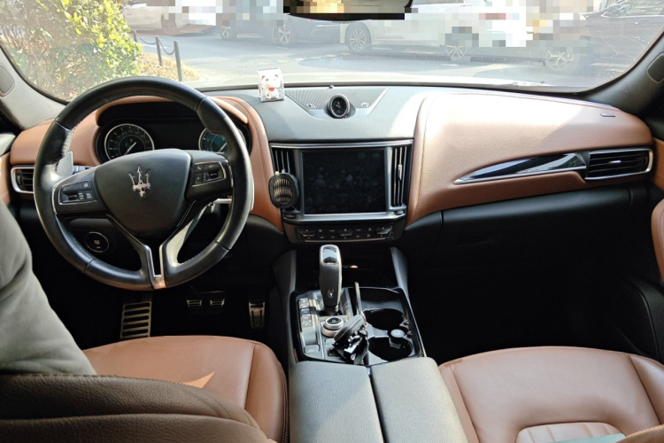 玛莎拉蒂 Levante 2022款 2.0T GT锋芒版中控内饰12
