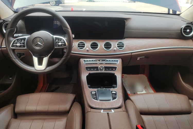 奔驰E级 2019款 E 260 L中控内饰12