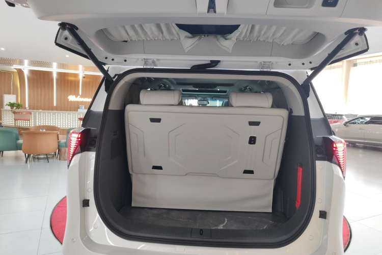 别克GL8 2025款 陆尊 智享版机舱底盘23