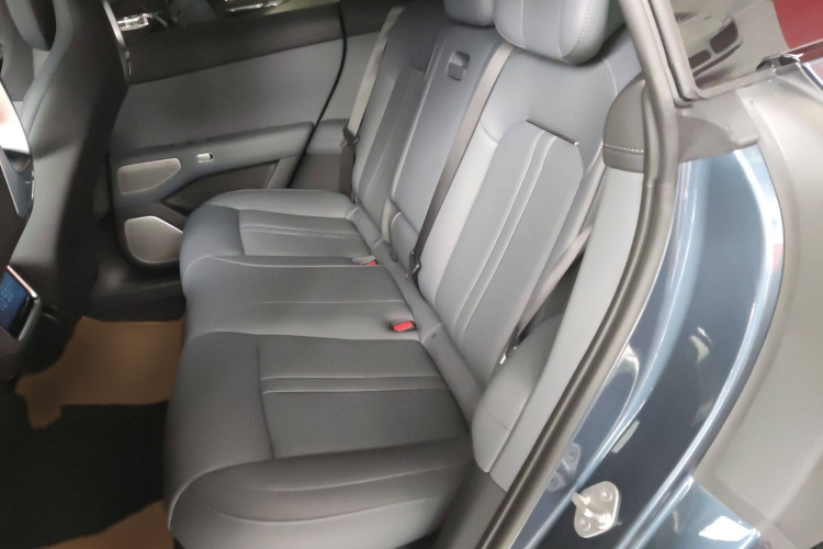 小米汽车 小米YU7 2025款 超长续航高性能四驱Max版中控内饰7004