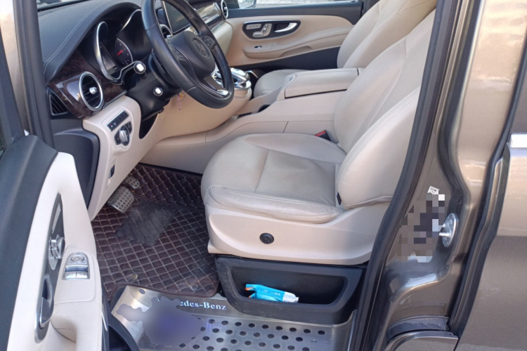 奔驰V级 2018款 V 260 L 尊贵加长版 国VI中控内饰19