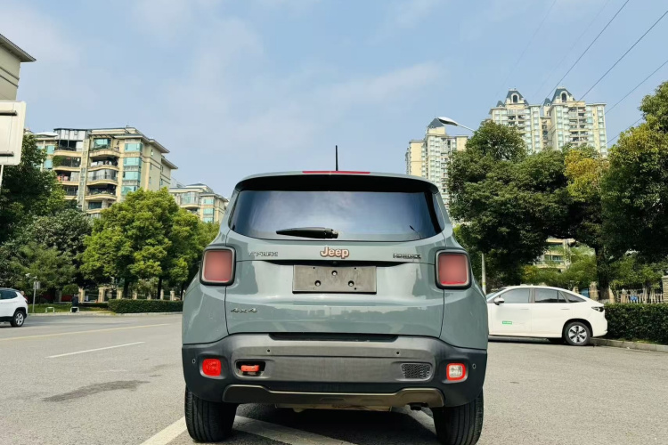 Jeep 自由侠 2016款 2.0L 自动四驱75周年致敬版车身外观6005