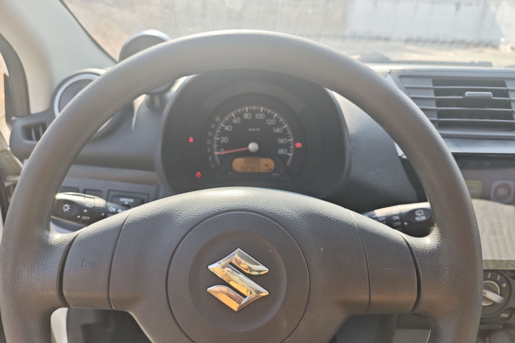 铃木 奥拓 2016款 1.0L 自动豪华炫动版局部细节14