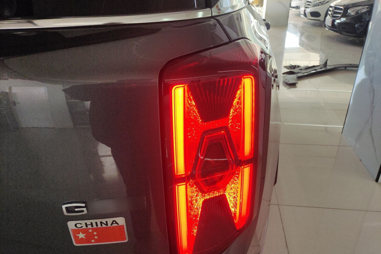 广汽传祺 传祺GS8 2022款 领航系列 2.0TGDI 两驱尊贵版（七座）车身外观9