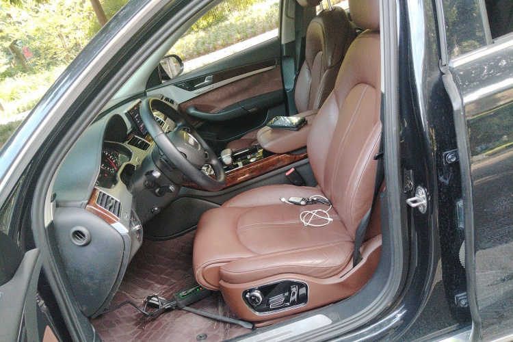 奥迪A8 2013款 A8L 30 FSI 舒适型中控内饰19