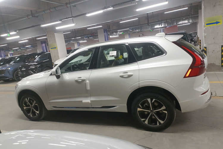 沃尔沃XC60 2026款 B5 四驱智逸豪华版车身外观4