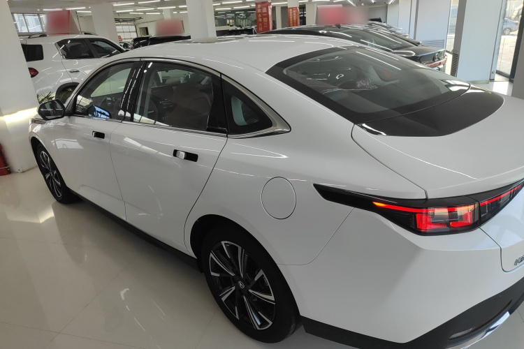 长安 逸动 2024款 1.5T GDI自动 旗舰型车身外观4