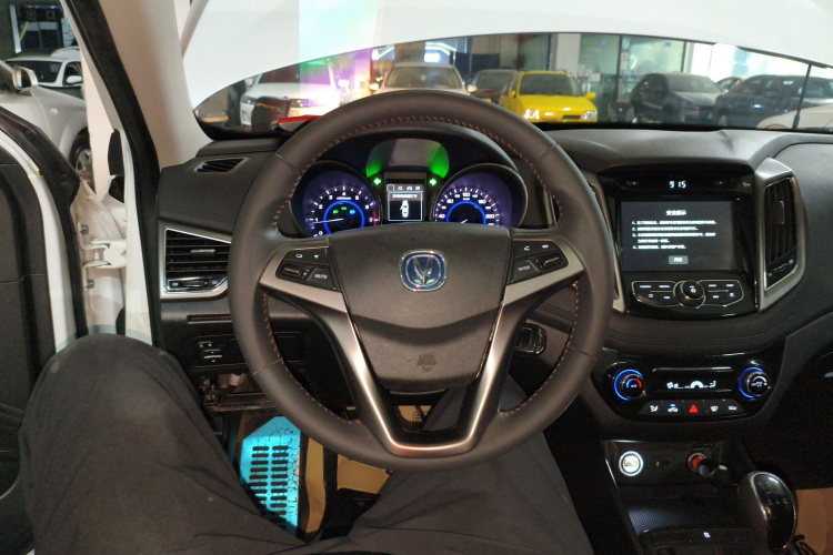 长安 逸动 2016款 XT 1.6L 手动俊酷型中控内饰13