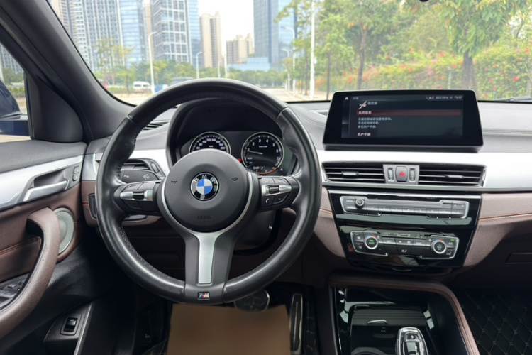 宝马X2 2021款 改款 sDrive25i 曜夜版中控内饰7004