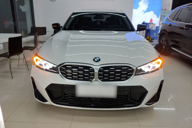 宝马3系 2025款 325i M运动套装车身外观2