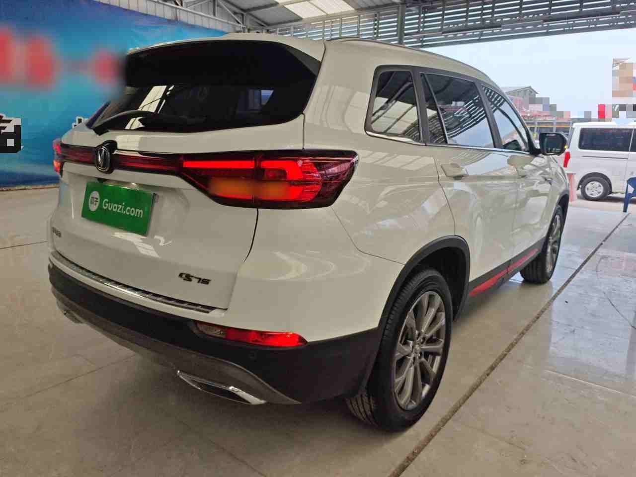 车辆右后45度外观展示