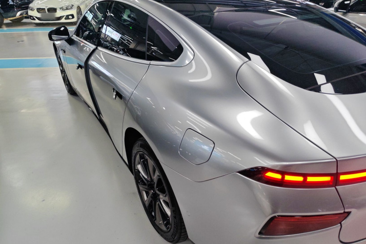 小鹏P7 2022款 670N+车身外观4